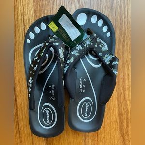 Aerosoft thong flip flops NWT